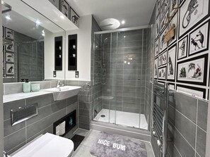 Apartment | Bathroom | Combined shower/tub, deep soaking tub, hair dryer, towels - Inviting 2-bed Apartment in London (London)