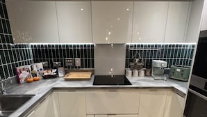 Apartment | Private kitchen | Fridge, microwave, oven, stovetop - Inviting 2-bed Apartment in London (London)