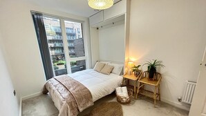 Apartment | 2 bedrooms, iron/ironing board, WiFi (free), bed sheets - Inviting 2-bed Apartment in London (London)