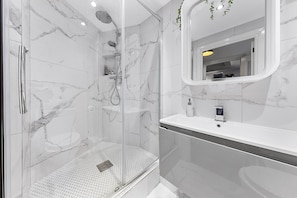 Appartamento | Bagno | Doccia, asciugacapelli, asciugamani