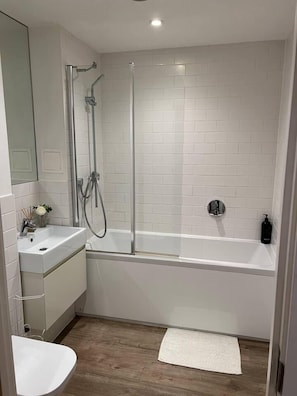 Apartment | Bathroom | Shower, hair dryer, towels - Stunning 1-bed Apartment in London (London)