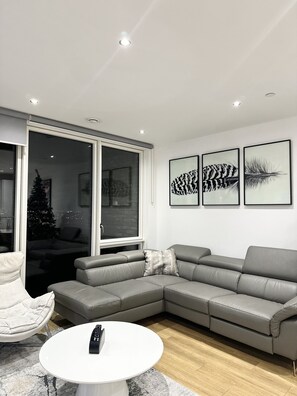 Apartment | Bathroom | Shower, towels - Beautiful 2-bed High Rise Apartment in Royal Wharf (London)