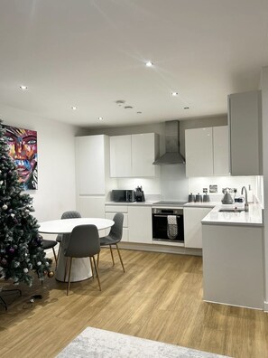 Apartment | Private kitchen | Fridge, microwave, oven, stovetop - Beautiful 2-bed High Rise Apartment in Royal Wharf (London)