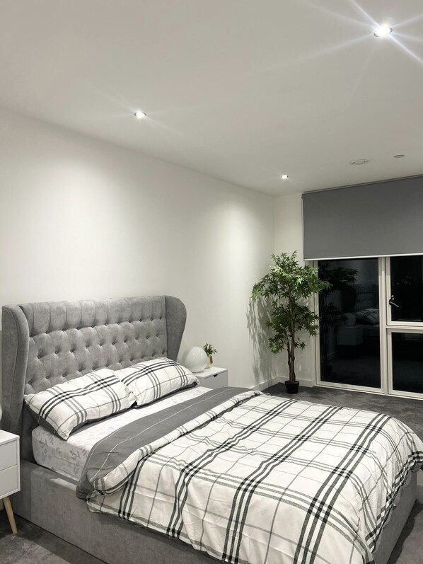 Apartment | 2 bedrooms, iron/ironing board, free WiFi, bed sheets - Beautiful 2-bed High Rise Apartment in Royal Wharf (London)