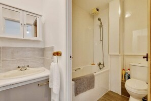 Studio | Bathroom - Remarkable 1-bed Studio in Hayes (Hayes)