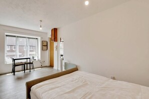 Tabla de planchar con plancha, wifi gratis y ropa de cama 
