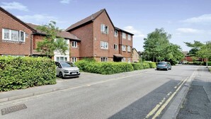 Studio | Exterior - Remarkable 1-bed Studio in Hayes (Hayes)