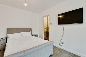 Tabla de planchar con plancha, wifi gratis y ropa de cama 