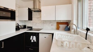 Studio | Private kitchen | Fridge, microwave, oven, stovetop - Remarkable 1-bed Studio in Hayes (Hayes)