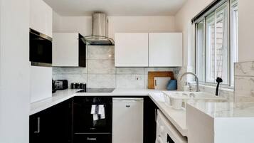 Studio | Private kitchen | Fridge, microwave, oven, stovetop