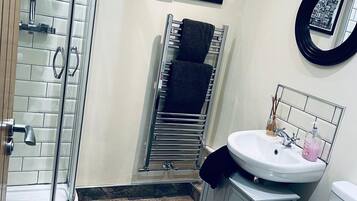 House | Bathroom | Separate bathtub and shower, deep-soaking bathtub, hair dryer, towels