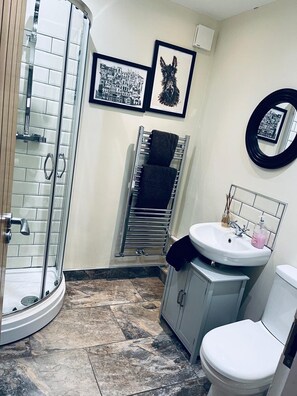 Ferienhaus | Badezimmer | Badewanne und Dusche (separat), Komfortbadewanne, Haartrockner