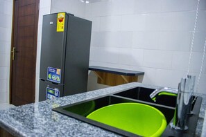 Een koelkast, een microgolfoven, een oven, een kookplaat