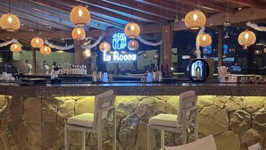 Bar (on property) - New 2 Bed Apartment in Sahl Hasheesh Azura Resort (Sahl Hasheeh)