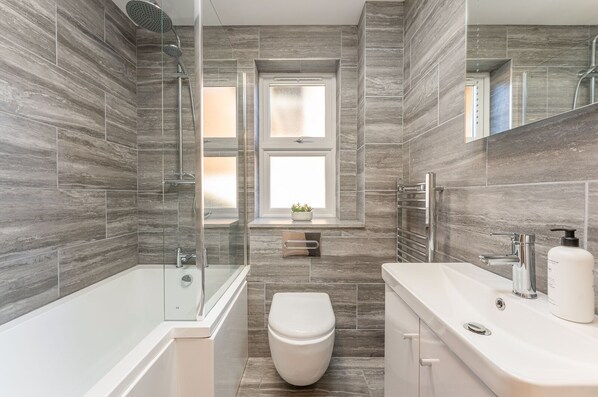 Apartment | Bathroom | Combined shower/bathtub, deep-soaking bathtub, hair dryer, towels