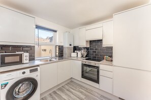 Apartment | Private kitchen | Fridge, microwave, oven, stovetop - Homely 2-bed Apartment Near Luton Town Centre (Luton)