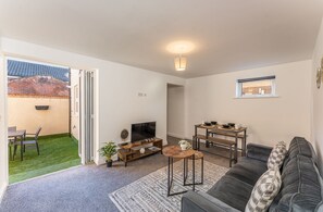 Apartment | Living area - Homely 2-bed Apartment Near Luton Town Centre (Luton)