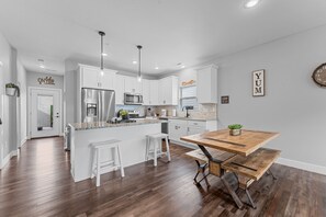 冷蔵庫、電子レンジ、オーブン、コンロ