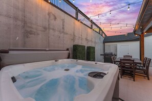 Outdoor dining - Sunset Vibes | Pet Friendly, Hot Tub, Lake Trail & S'more Fun (Hollister)
