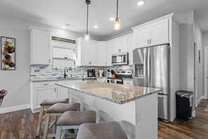 Kylskåp, mikrovågsugn, ugn och spishäll