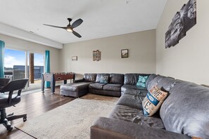 Smart-tv, een open haard, videospelletjes en tafelvoetbal