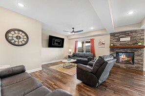 Smart-TV, Kamin, Videospiele, Tischfußball
