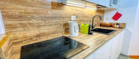 冷蔵庫、電子レンジ、コンロ、コーヒー / ティーメーカー