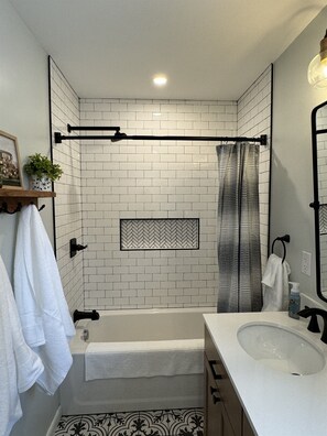 Shower, hair dryer, towels - Summer Fever - Modern Farmhouse, watch ASV fireworks from the backyard! (Oneonta)