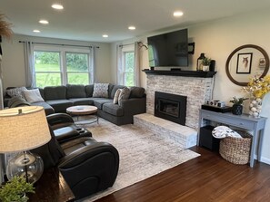 Smart TV, books, offices - Summer Fever - Modern Farmhouse, watch ASV fireworks from the backyard! (Oneonta)