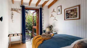 2 quartos, escrivaninha, ferros/tábuas de passar roupa