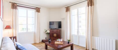 1 dormitorio, tabla de planchar con plancha, wifi