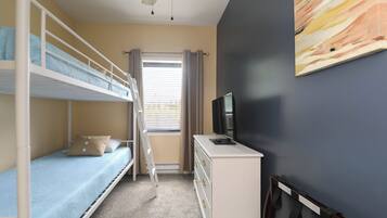 3 bedrooms, desk, iron/ironing board, free WiFi