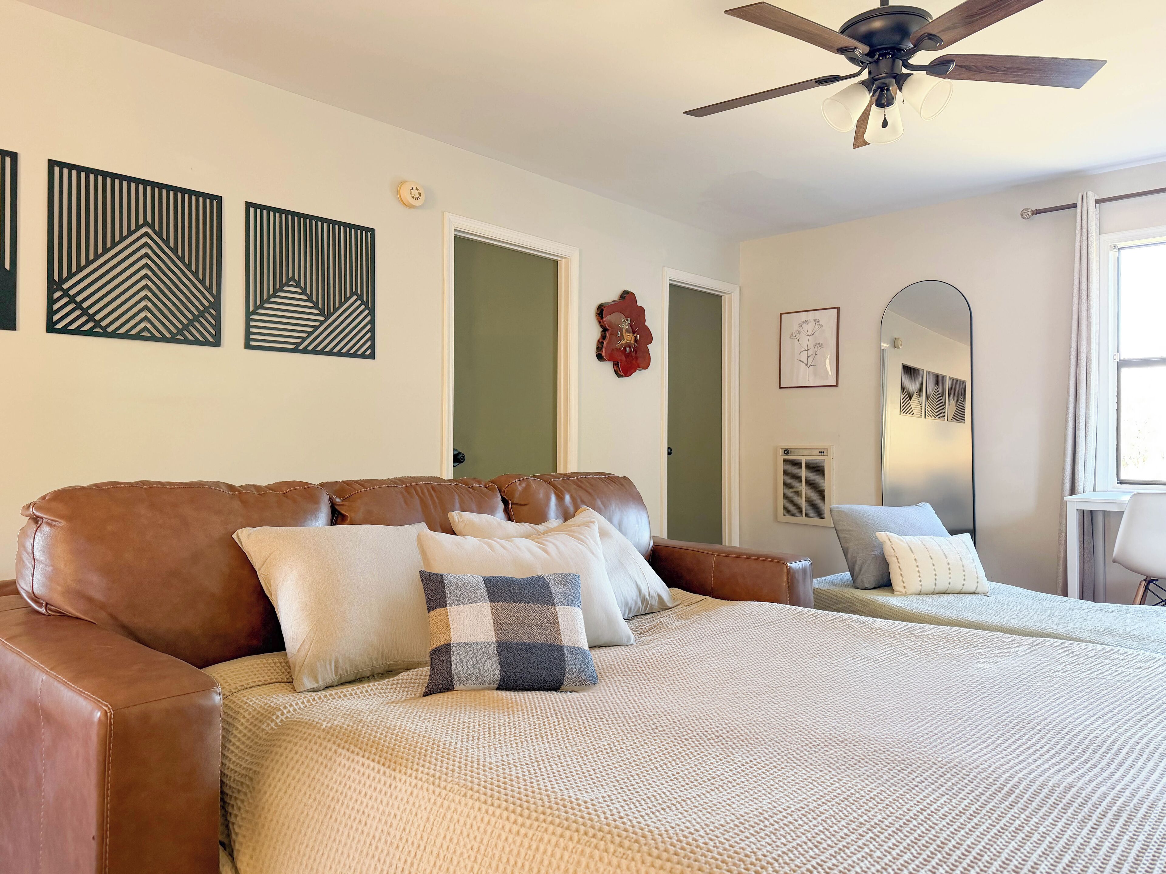 3 bedrooms, desk, iron/ironing board, free WiFi