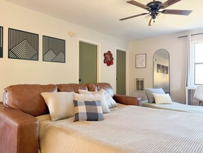 3 bedrooms, desk, iron/ironing board, free WiFi