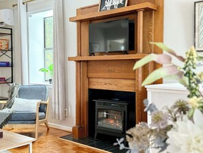 Smart TV, fireplace, books - Charming Barndominium with Beautiful Mountain Views & Hot tub! Pets Welcome! (North Garden)