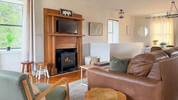 Smart-TV, Kamin, Bücher