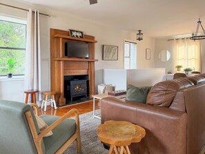 Smart-tv, een open haard en boeken