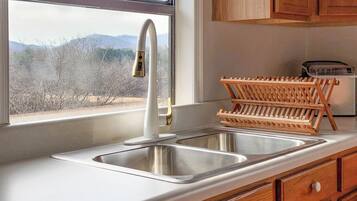 Micro-ondes, four, plaque de cuisson, cafetière/bouilloire