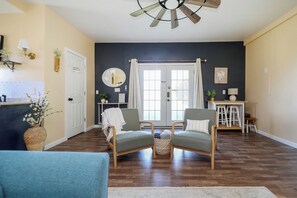 スマートテレビ、暖炉、書庫