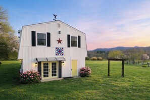 Exterior - Charming Barndominium with Beautiful Mountain Views & Hot tub! Pets Welcome! (North Garden)