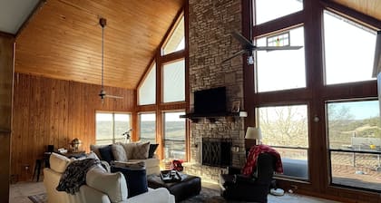 Hill Country Lodge, Private 10 acres w/ uninterrupted views, perfect for eclipse