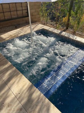 A heated pool - AMAZING brand new home! Hiking trails right outside your front door! (Fountain Hills)