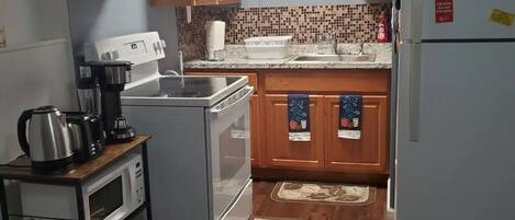 冰箱、微波炉、烤箱、炉灶