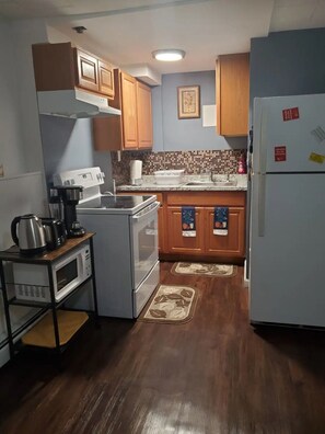 冷蔵庫、電子レンジ、オーブン、コンロ