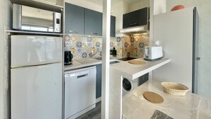 A compact kitchen with a microwave, coffee maker, toaster, and dishwasher. - CAP D'AGDE - L'Ile des pêcheurs / Réf 0216 (CAP D'AGDE)