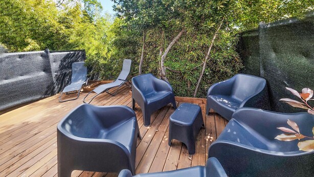 A wooden deck with plastic chairs and a small table. - Pet friendly home in Agde with WiFi (Agde)