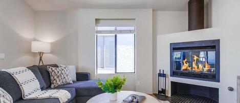 Smart TV, fireplace