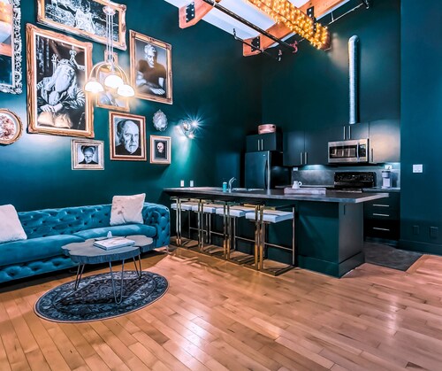 Downtown Edmonton Loft - Brewery District walking distance to rogers place. 