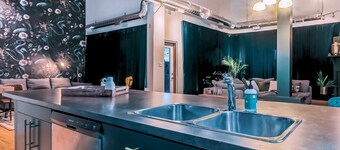 Downtown Edmonton Loft - Brewery District walking distance to rogers place. 