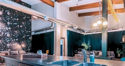 Downtown Edmonton Loft - Brewery District walking distance to rogers place.